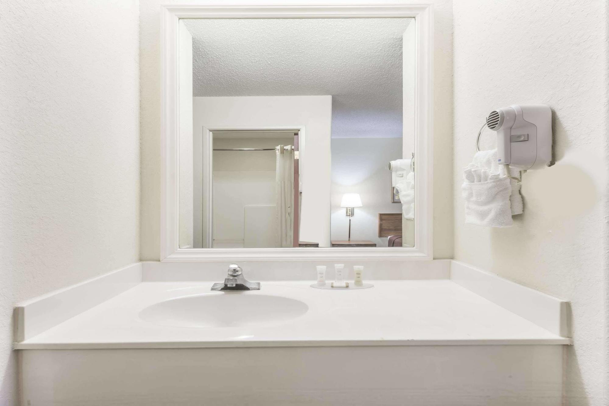 Howard Johnson By Wyndham Iowa La Dış mekan fotoğraf