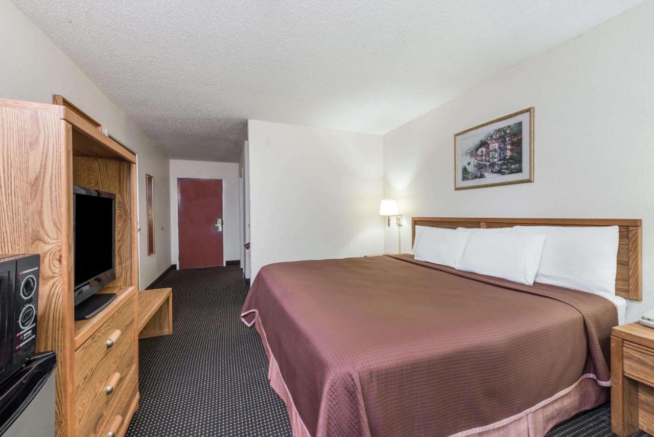 Howard Johnson By Wyndham Iowa La Dış mekan fotoğraf